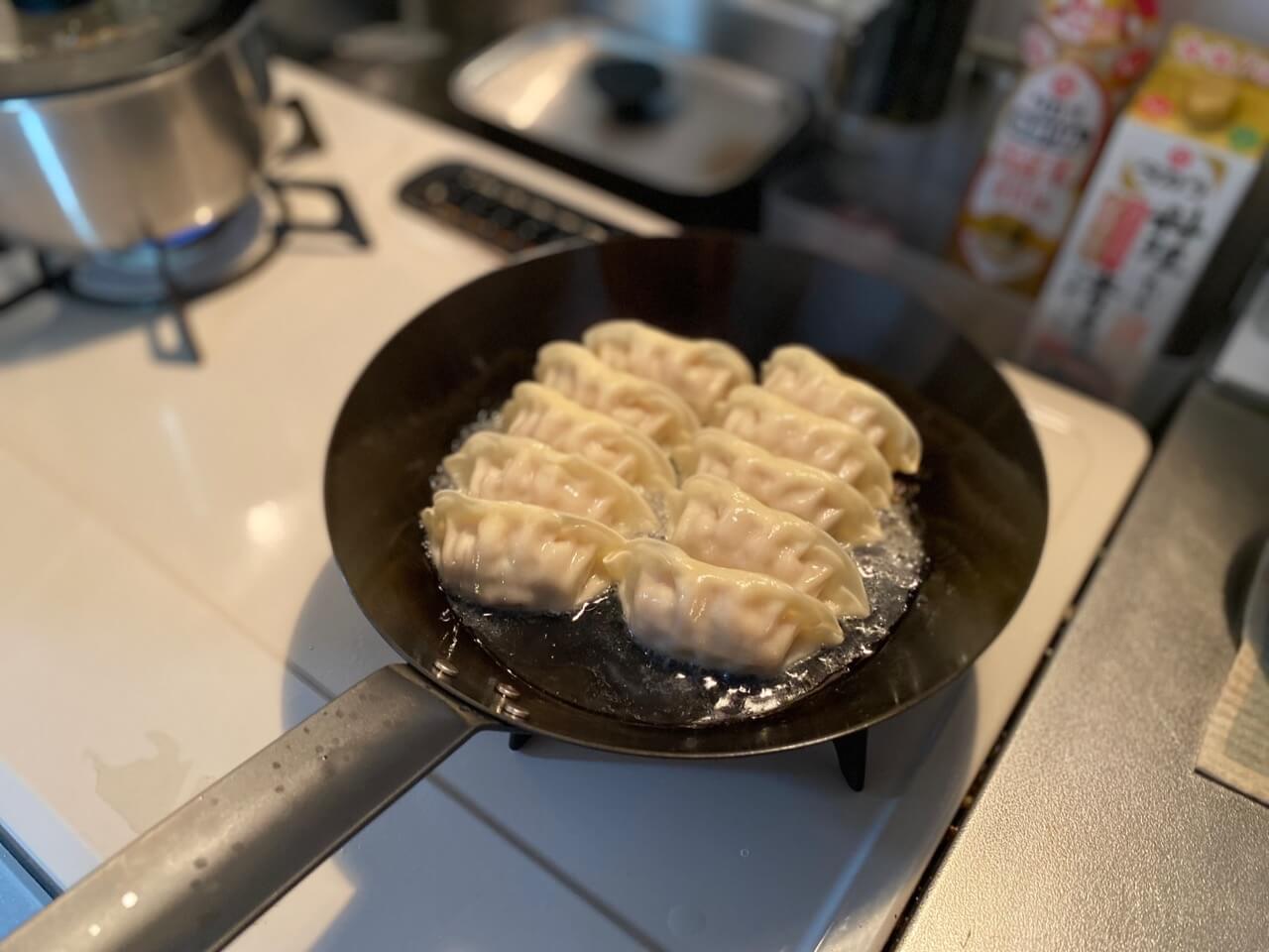 ソミート餃子を調理中